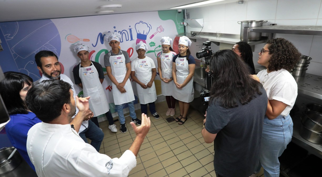 Os cinco participantes do Mini Chef 2023 em conversa com a equipe antes de iniciar as gravações do primeiro episódio do programa