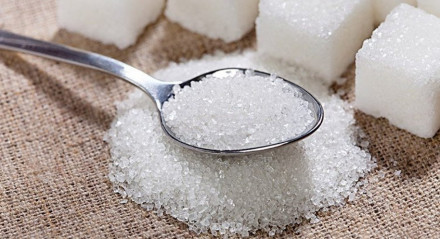 açúcar; colher de açúcar