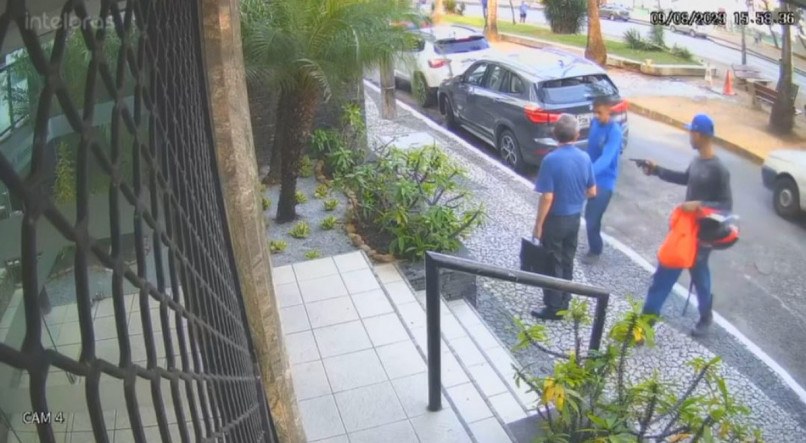 Médico de 75 anos foi rendido por dois criminosos e teve o carro roubado no bairro de Boa Viagem, Zona Sul do Recife, na quarta-feira