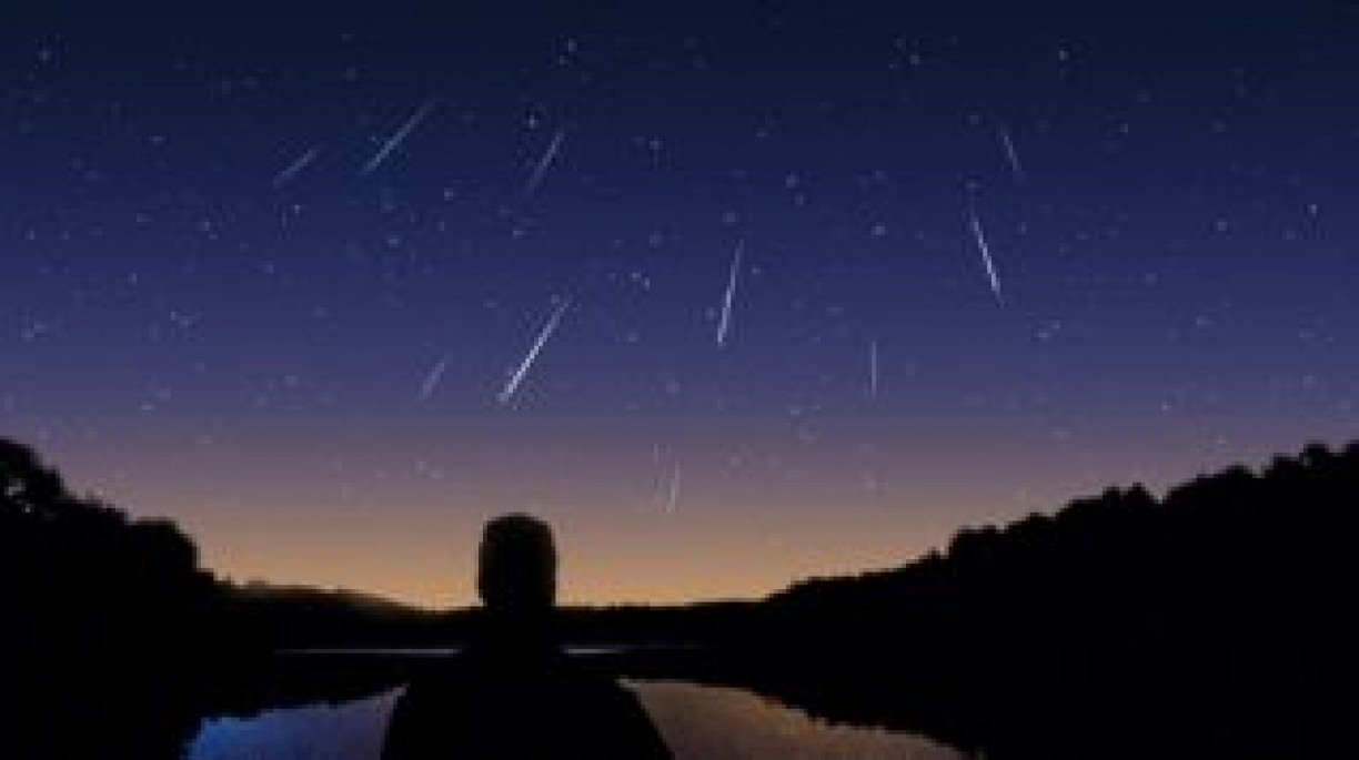 Imagem ilustrativa de uma chuva de meteoros. 