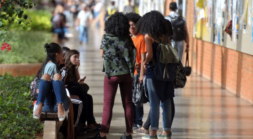 Metade das vagas reservadas aos cotistas será destinada aos estudantes com renda familiar de até um salário mínimo (R$ 1.320) por pessoa. Atualmente, a renda familiar exigida é de um salário mínimo e meio per capita