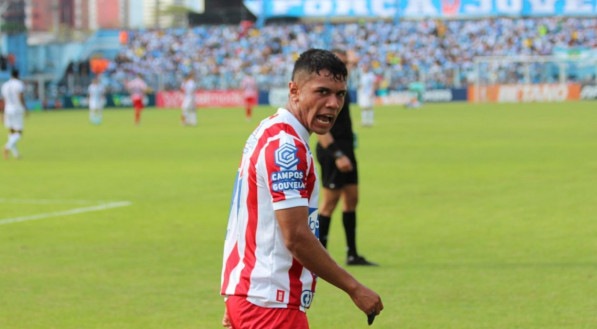 Berguinho marcou dois gols pelo Náutico contra o Paysandu