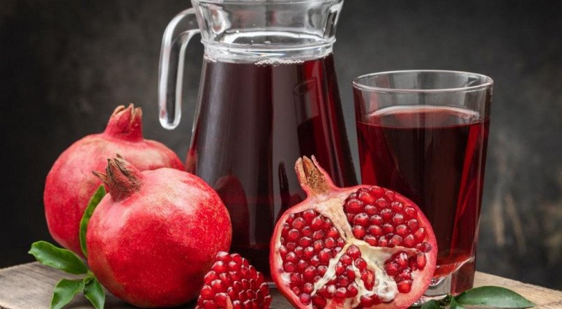 Confira os benef&iacute;cios e a receita do suco de rom&atilde;.