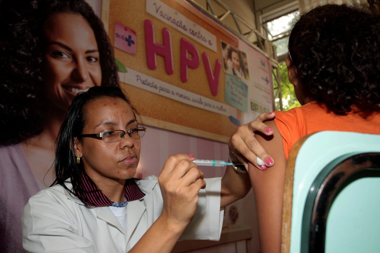 A melhor maneira de prevenir o HPV é ser vacinado antes de iniciar a atividade sexual