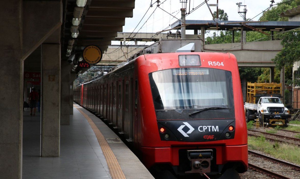 Imagem de um CPTM parado na estação em São Paulo