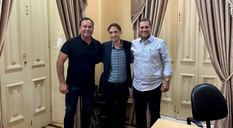 Fabrizio Ferraz e Gustavo Caribé com o secretário executivo de Educação, Igor Cadena