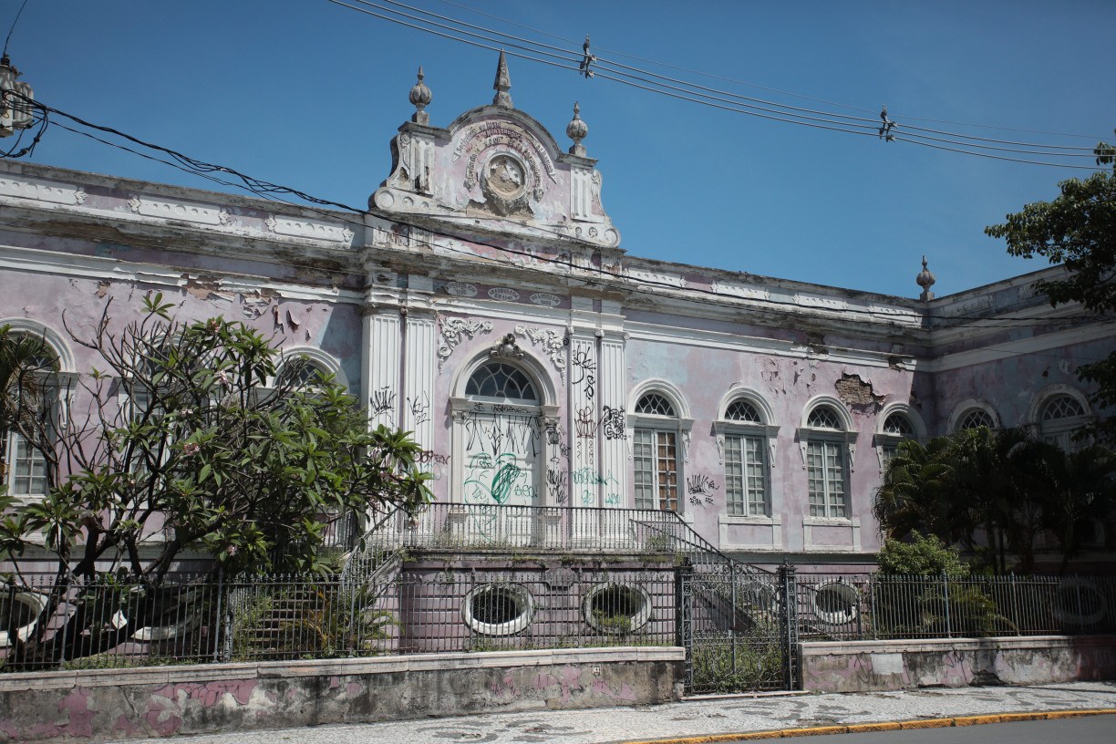Pr&eacute;dio do antigo Liceu segue abandonado no centro do Recife 