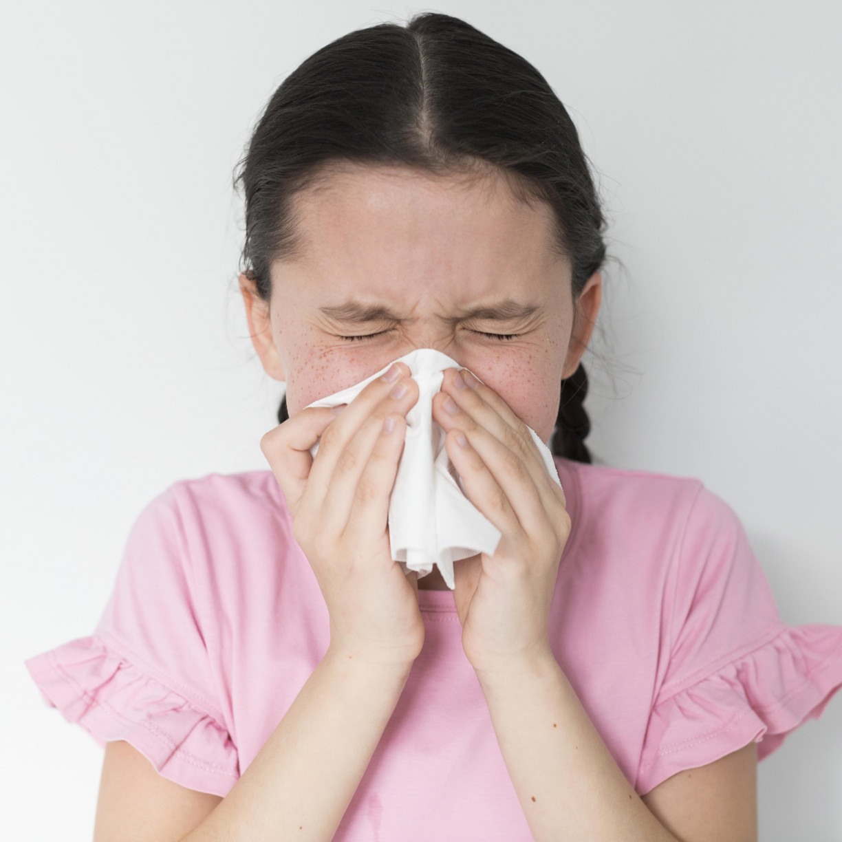 Os primeiros sinais da infecção causada pelo rinovírus costumam ser coceira no nariz ou irritação na garganta, que são seguidos após algumas horas por espirros e secreções nasais