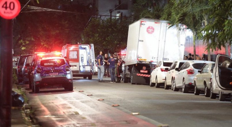 Cerca de dez viaturas policiais, além de ambulância do Samu, foram enviadas à Rua General Abreu e Lima, na noite da quinta-feira