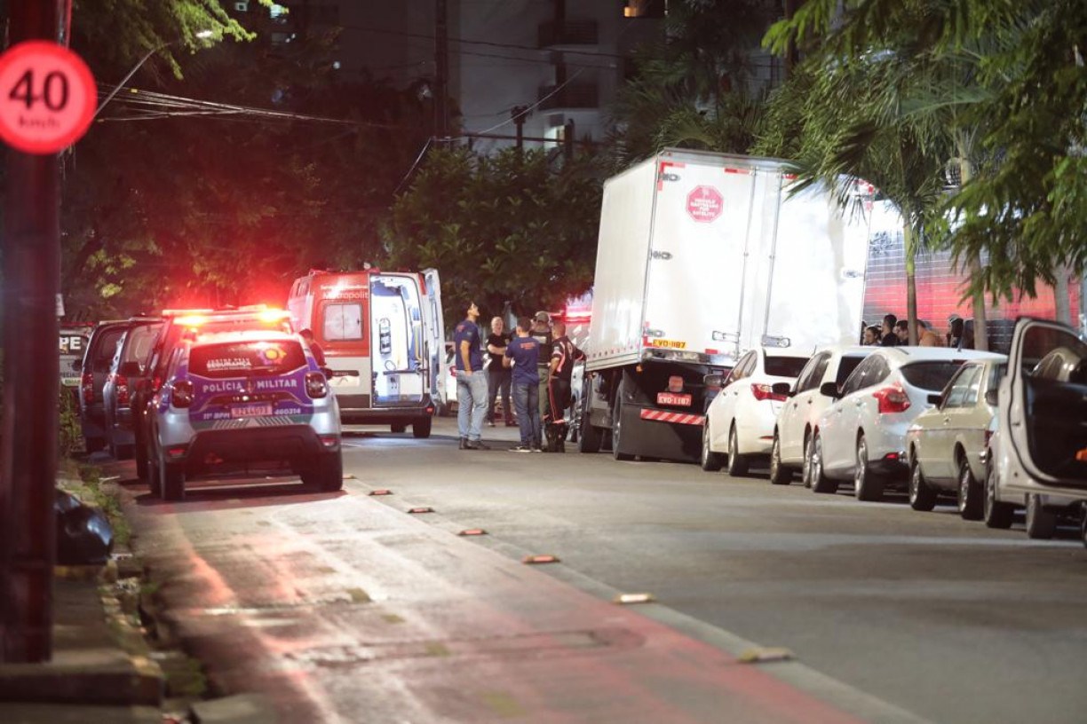 Cerca de dez viaturas policiais, além de ambulância do Samu, foram enviadas à Rua General Abreu e Lima, na noite da quinta-feira