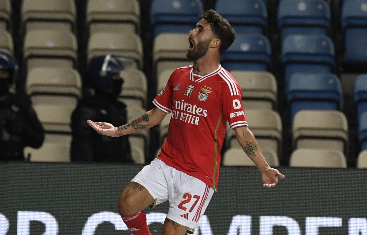 O português Rafa Silva joga pelo Benfica. 