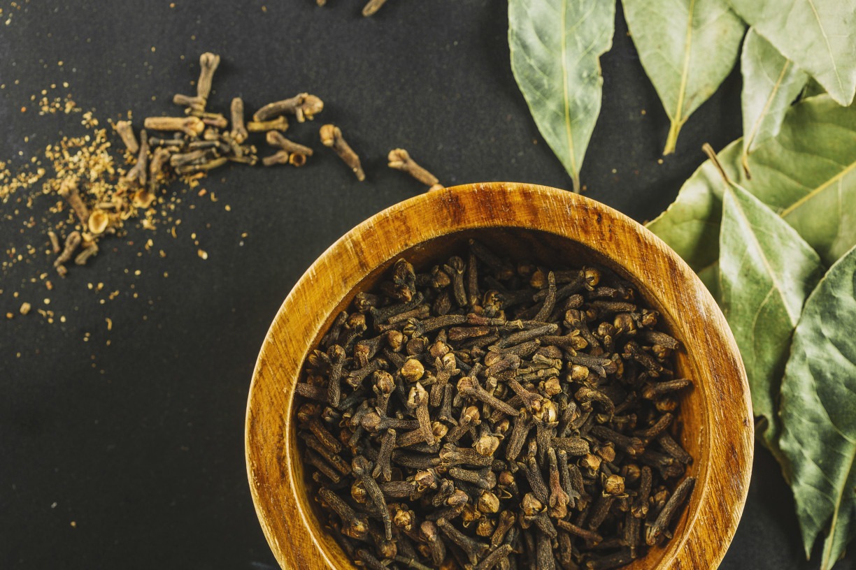 CHÁ DE LOURO COM CRAVO PARA QUE SERVE? Confira os benefícios chá de louro com cravo e saiba como fazer 