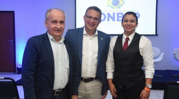 O reitor da UFRPE, Marcelo Carneiro Leão, o superintendente de Aquicultura e Pesca do Governo Federal, Flávio Barros, e a secretária de Desenvolvimento Agrário, Ellen Viégas, durante o XXII Congresso Brasileiro de Engenharia de Pesca, que acontece até quinta (24), no Armação Convention Center, em Porto de Galinhas. EDILSON JUNIOR/DIVULGAÇÃO