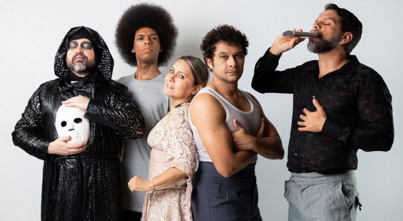 Elenco e interprete de libras integrado no espetáculo 'Ao Paraíso'