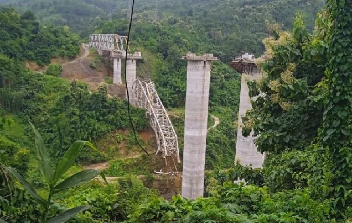 Ponte desaba e mata trabalhadores na Índia