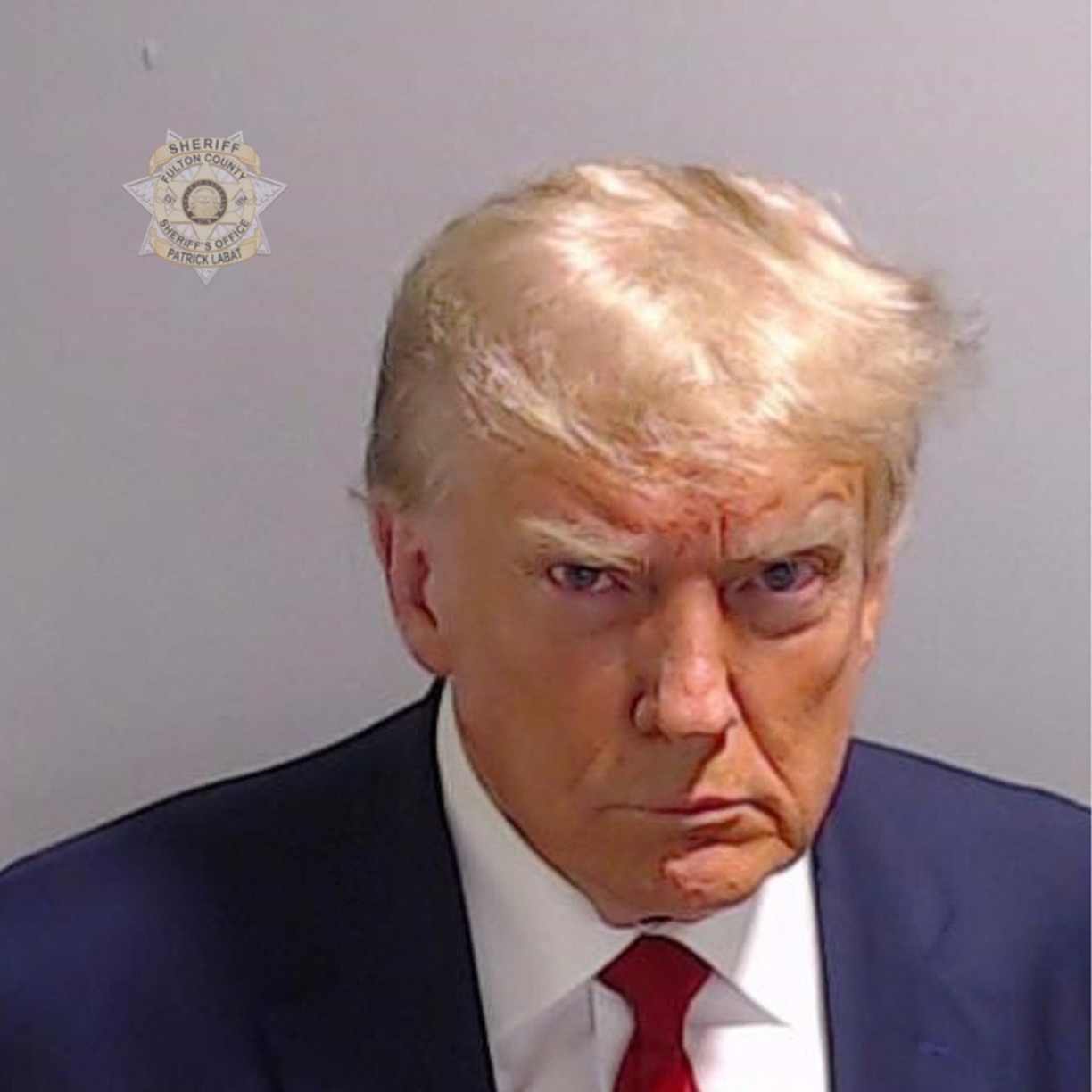 O ex-presidente dos EUA, Donald Trump, se apresentou nesta quinta-feira (24) à Justiça em uma prisão do condado de Fulton, na Geórgia