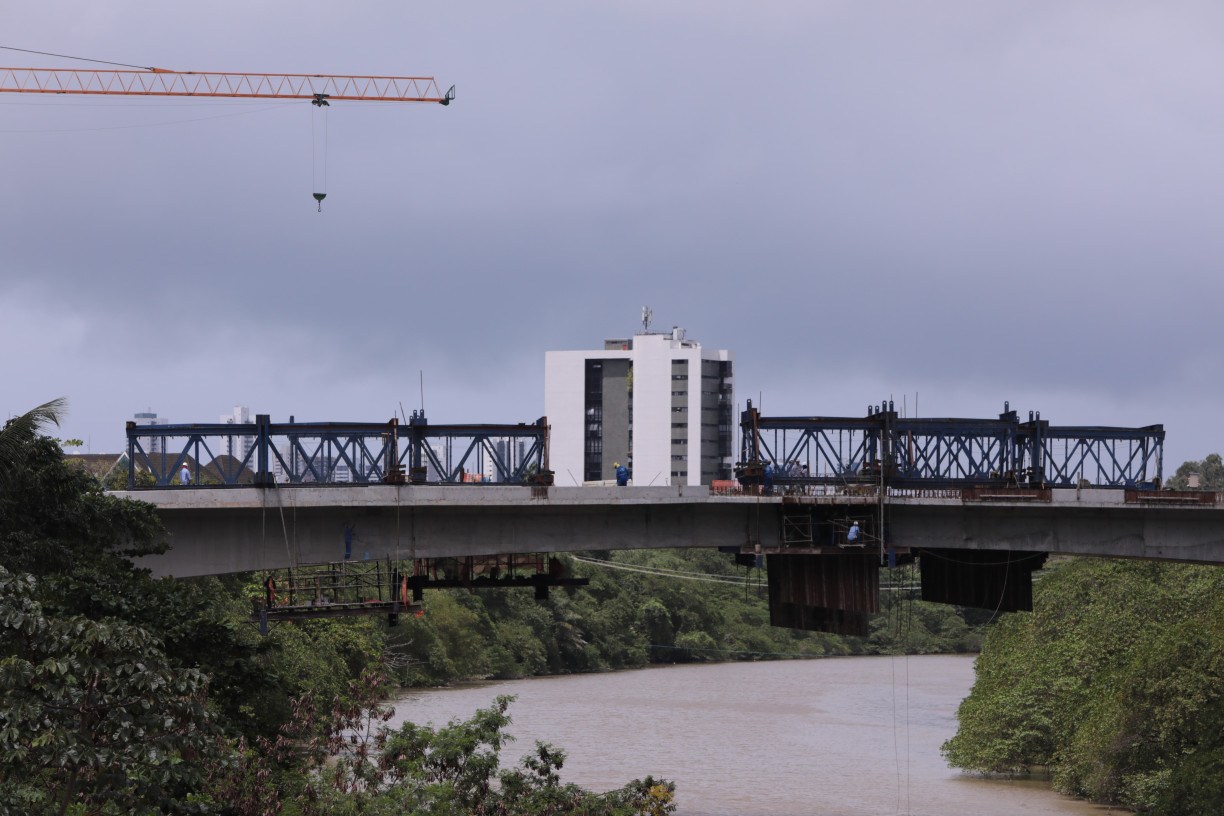 Os dois lados da Ponte Engenheiro Jaime Gusm&atilde;o, conectando as regi&otilde;es Oeste e Norte do Recife, j&aacute; est&atilde;o ligados