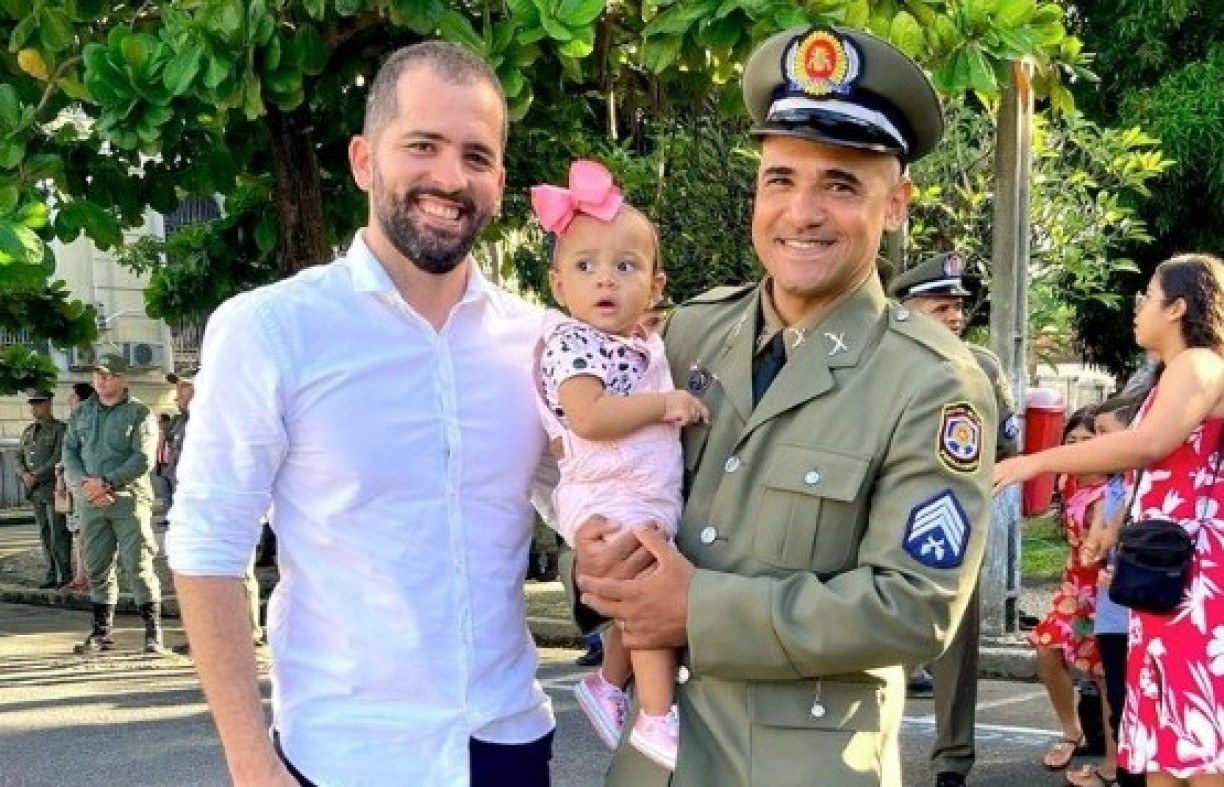 Sargento da Polícia Militar de Pernambuco, Valdi Barbosa, conseguiu na Justiça licença-paternidade de 180 dias