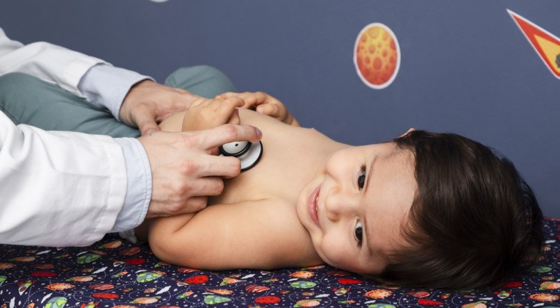 A pressão alta em crianças, geralmente primária (condição em que não há doença responsável pela pressão alta), é assintomática na maioria dos casos
