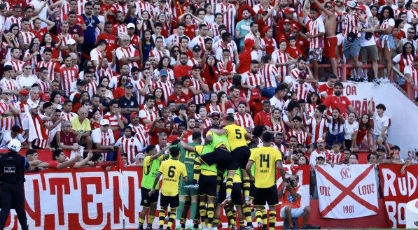 São Bernardo fez a festa nos Aflitos lotado contra o Náutico