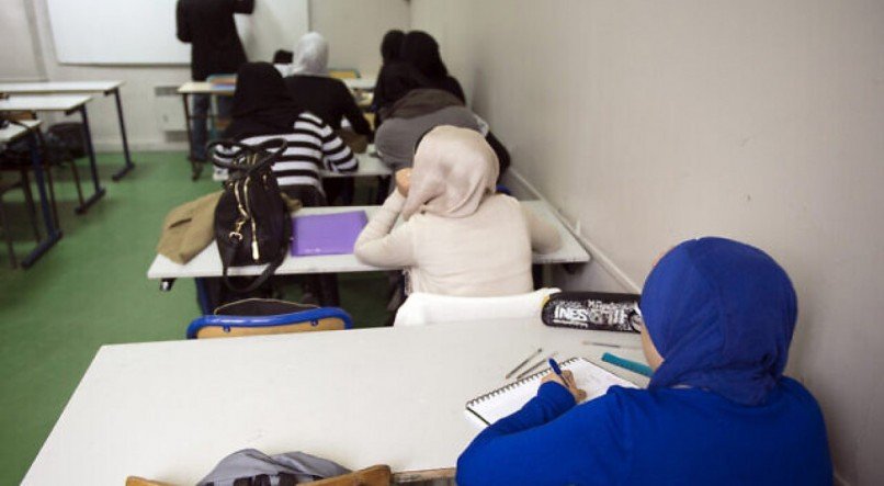 Ministério da Educação francês proibiu o uso da 'abaya', vestido longo tradicional ou túnica que cobre todo o corpo