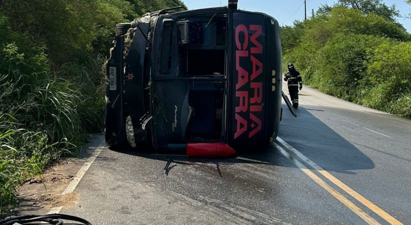 Ônibus que transportava a cantora Maria Clara e equipe tomba em rodovia de Alagoas