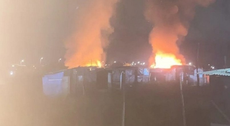 O Corpo de Bombeiros encerrou a ocorrência por volta das 2h e não houve registro de vítimas