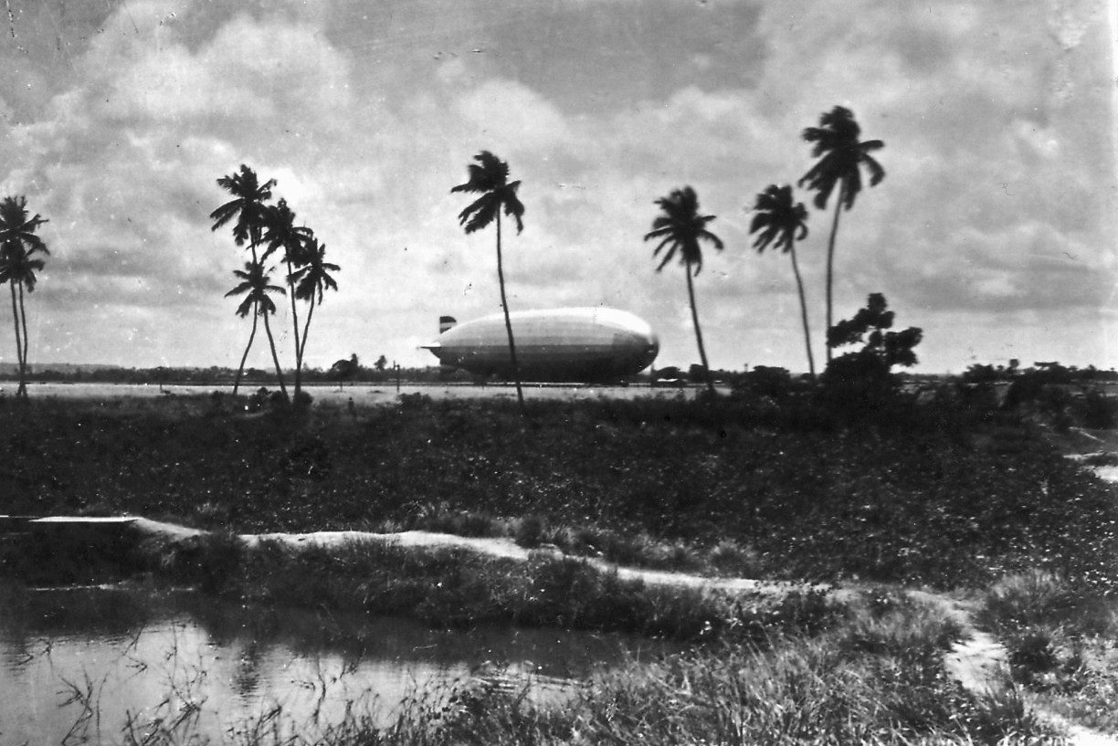 O Graf Zeppelin Campo de pouso no Jiquiá, no Recife, com aeronave junto a torre, em 1936, autor não identificado