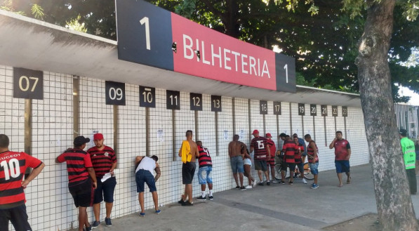 Bilheteria do Maracanã com torcedores do Flamengo