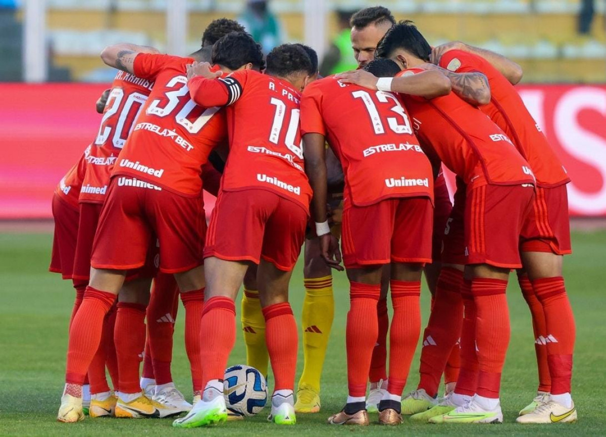 Elenco do Internacional durante jogo contra o Bolívar pela partida de ida das quartas de finais da Libertadores 2023