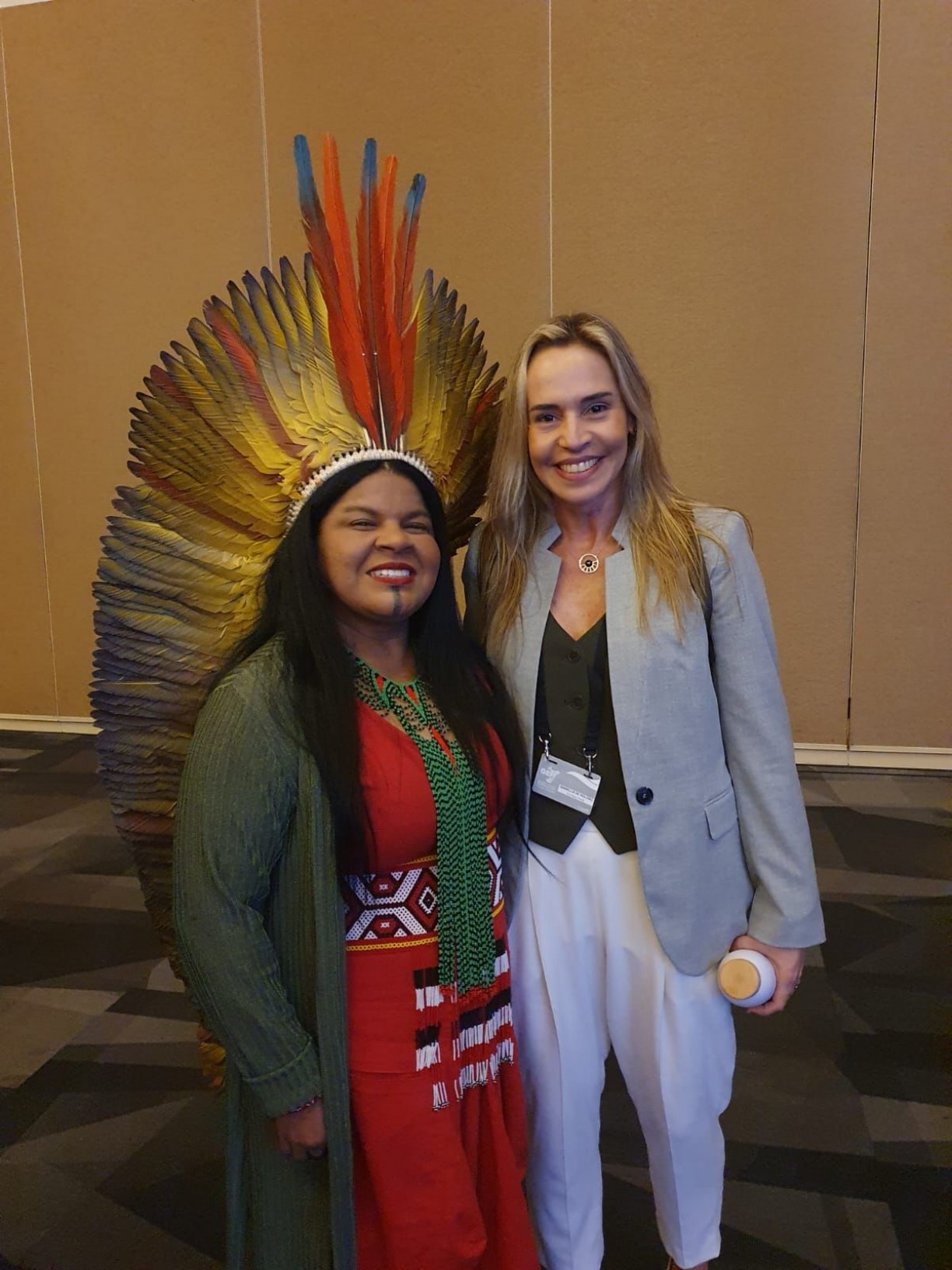 A vice-prefeita, Isabella de Roldão,ao lado da ministra dos Povos Indígenas, Sonia Guajajara, durante a participação de ambas na Sétima Assembleia do Fundo Global para o Meio Ambiente (GEF), que aconteceu em Vancouver, Canadá, nesta última semana.