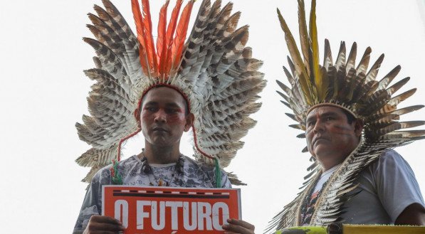 Indígenas acompanharam num telão externo a votação no Supremo