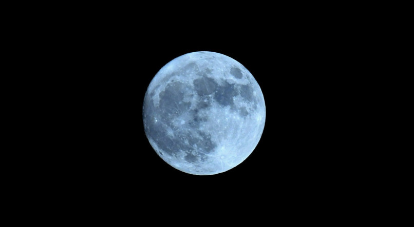 Lua Azul vista de Kamrup, na &Iacute;ndia