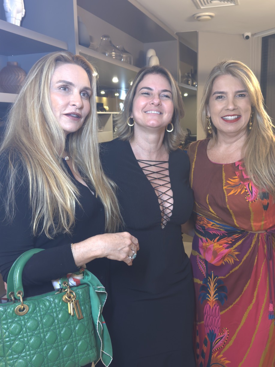 A médica Renata Andrade Lima ao lado de Sabrina Barbosa e Lelê Carvalho, em happy hour que abordou os cuidados com a saúde vascular