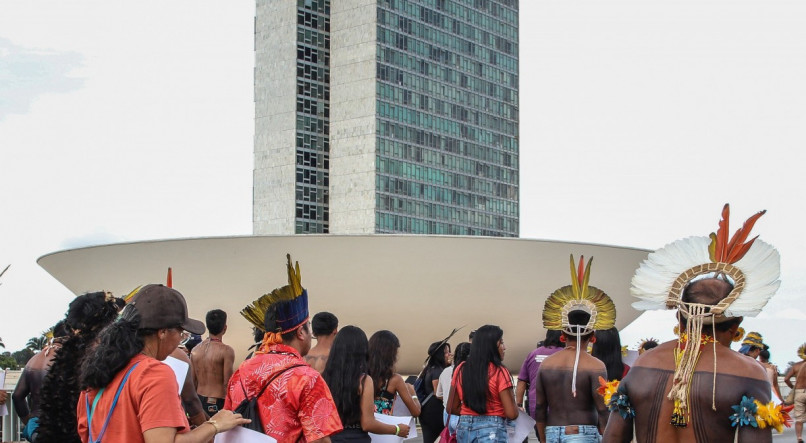 De acordo com a tese do marco temporal, os indígenas somente têm direito às terras que estavam sendo ocupadas ou em disputa judicial no dia 5 de outubro de 1988