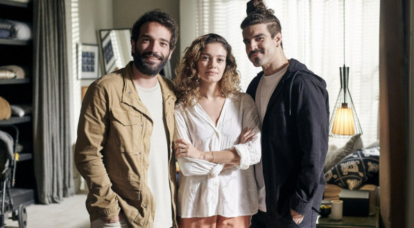 Rafael (Humberto Carr&atilde;o), Ma&iacute;ra (Sophie Charlotte) e Pablo (Caio Castro) em Todas as Flores