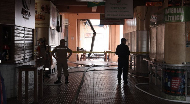 Incêndio atingiu o Mercado da Encruzilhada, no Recife, na manhã do domingo (3)