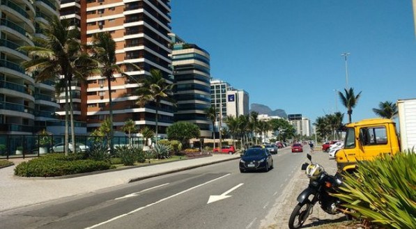Avenida Lúcio Costa, na Barra da Tijuca, onde o ator Kayky Brito foi atropelado, tem 15 km de extensão e velocidade máxima de 70 km/h