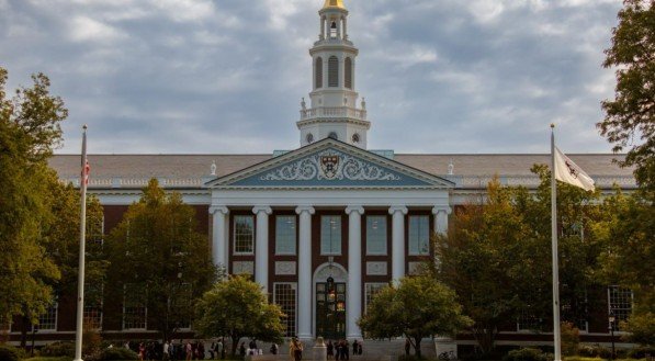 Juiz barra Trump de revogar matrícula de estrangeiros em Harvard; universidade processa governo