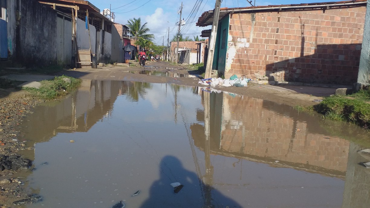 Rua de Jaboatão dos Guararapes sem asfalto e saneamento
