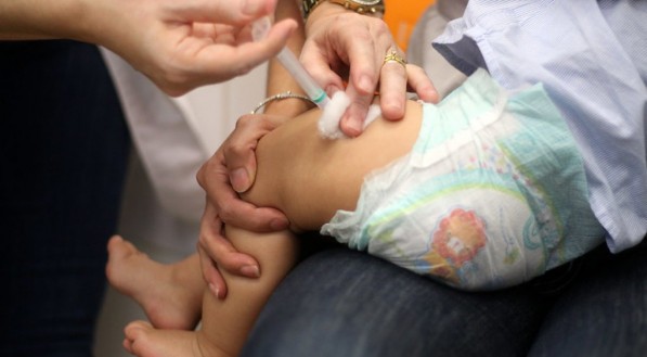 O PNI substituirá, a partir de 2024, as gotinhas contra pólio pela versão injetável da vacina 