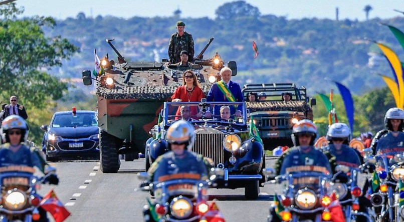 Presidente Luiz Inácio Lula da Silva desfilou em carro aberto durante o desfile Cívico-Militar 