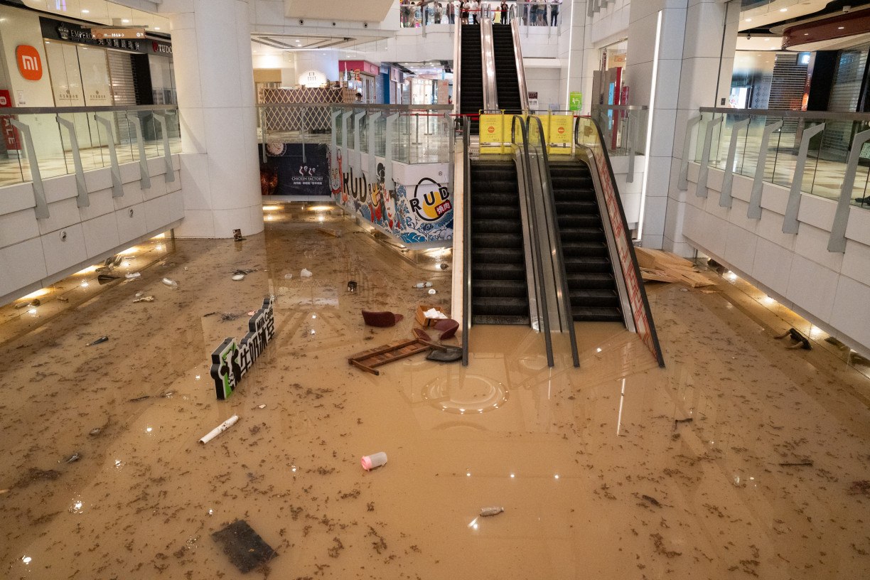 Ruas e estações de metrô de Hong Kong ficaram inundadas