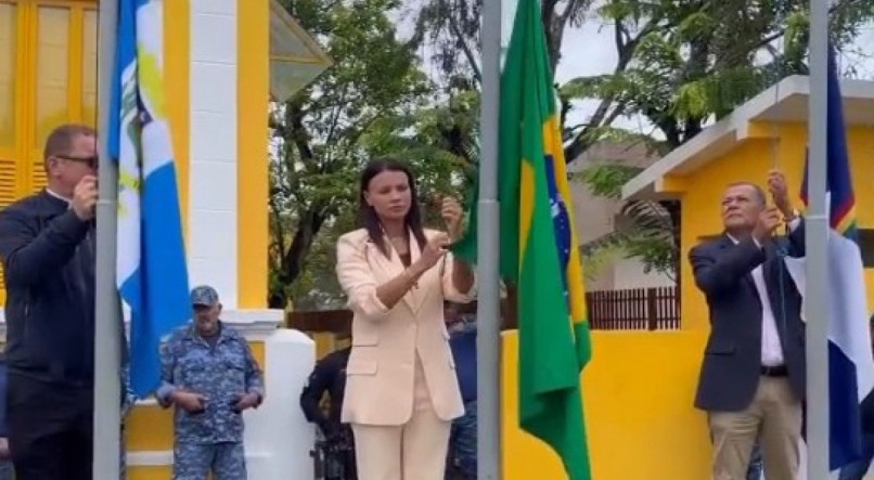 A Primeira-dama hasteou bandeira  ao lado do presidente da C&acirc;mara Municipal, o vereador Miruca e do p&aacute;roco, Agivaldo Lessa