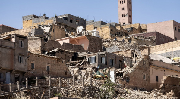 O terremoto mais mortal em Marrocos, em décadas, matou pelo menos 1,3 mil pessoas, causou danos generalizados e fez moradores e turistas aterrorizados fugirem para local seguro no meio da noite