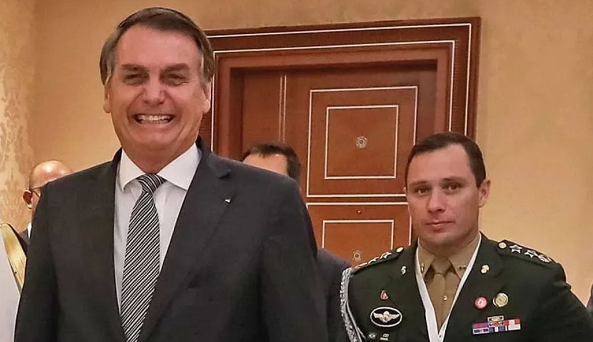 Ex-ajudante de ordens de Bolsonaro já está em casa, usando tornozeleira