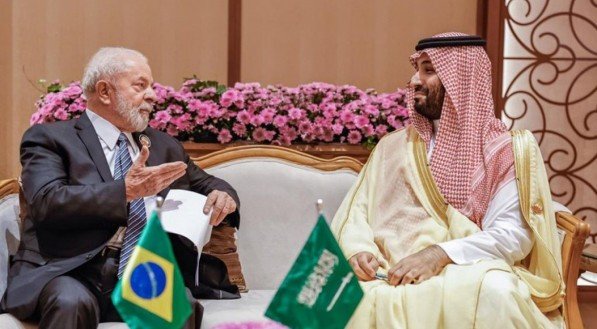 Lula encontrou com príncipe saudita Mohammen bin Salman, que deu joias de luxo a Bolsonaro