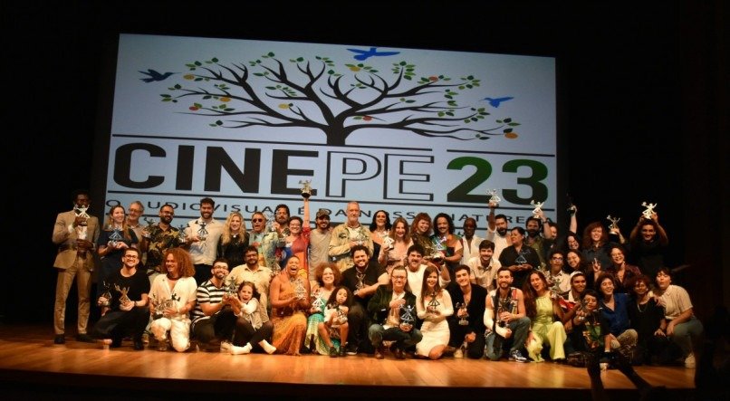 Vencedores do Festival Cine PE 2023 reunidos após a premiação no Teatro do Parque, no Centro do Recife