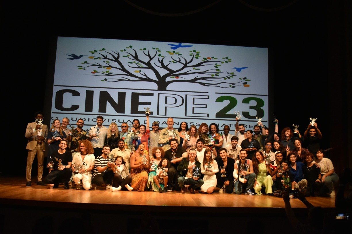 Vencedores do Festival Cine PE 2023 reunidos ap&oacute;s a premia&ccedil;&atilde;o no Teatro do Parque, no Centro do Recife