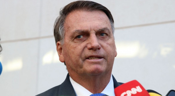 Quadro médico ainda é relacionado à facada sofrida por Bolsonaro durante a campanha eleitoral de 2018